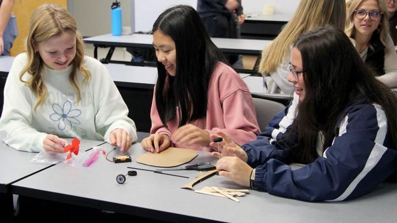 Students begin planning and assembling their electric vehicle during Discover 工程 Day at 365英国上市杜波依斯分校.